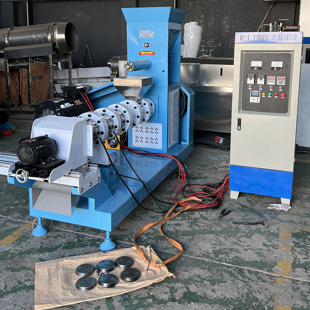 Macchina automatica per la produzione di pellet per mangimi per pesci da 600-700 kg / DGP120 Pet Dog Cat Food Pellet Extruder