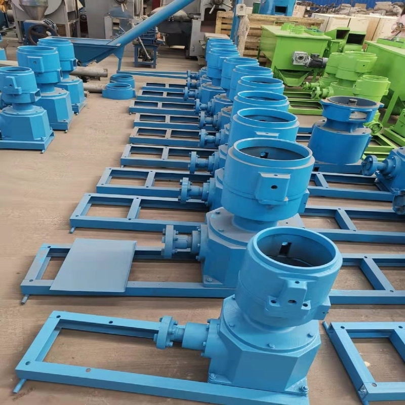 Pellettini per mangimi prodotti da una macchina per la produzione di pellet per mangimi su piccola scala