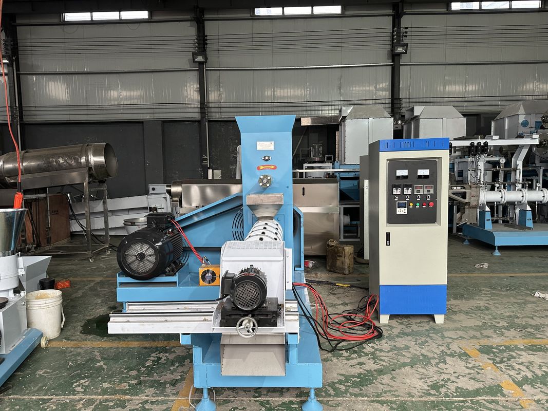 Linea di produzione di pellet per mangimi per animali con capacità di 0,5-1 tonnellate/ora con materie prime di farina d'erba e guida all'installazione dell'ingegnere