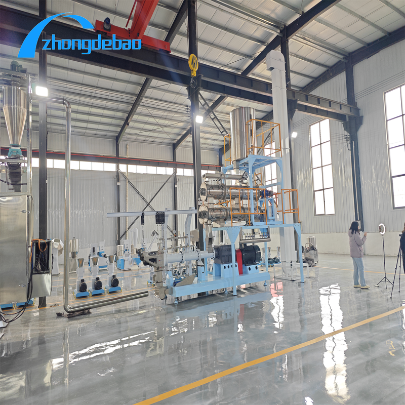 Linea di produzione di mangime per pesci galleggiante con estrusore utilizzando materie prime di mais che producono bricchette a forma di cuscino o di pane per l'acquacoltura